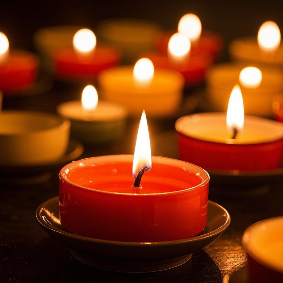 Offer lamps and pray for blessings. May the light illuminate every corner and warm every heart.