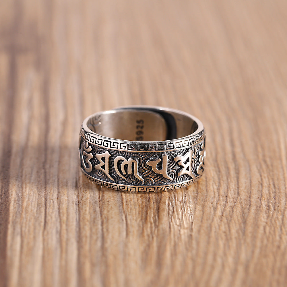 Cincin terbuka perak dengan mantra enam suku kata dan tenaga pelindung.