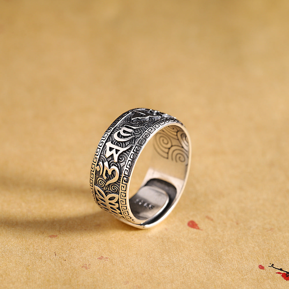 Cincin terbuka perak dengan mantra enam suku kata dan tenaga pelindung.