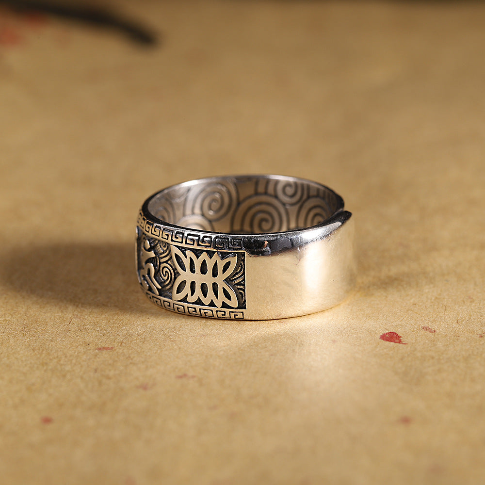 Cincin terbuka perak dengan mantra enam suku kata dan tenaga pelindung.