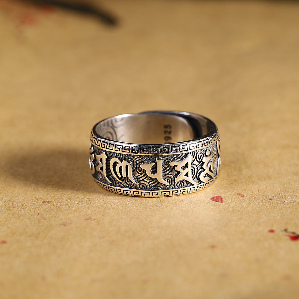 Cincin terbuka perak dengan mantra enam suku kata dan tenaga pelindung.