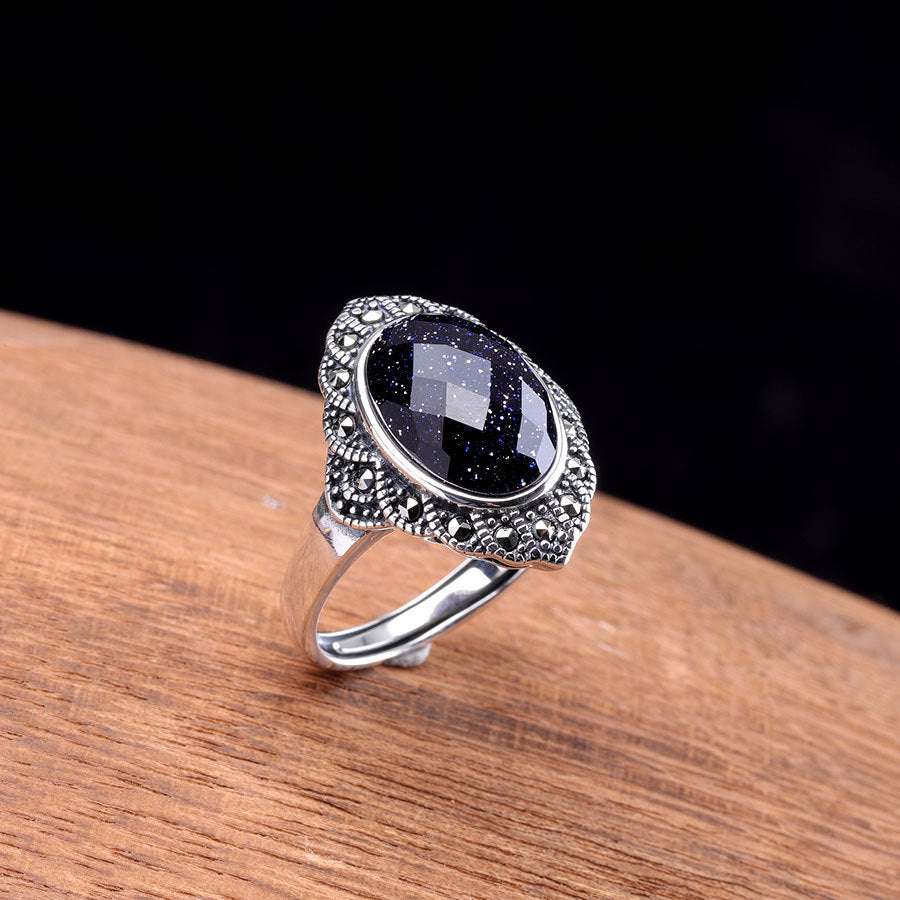Cincin perak terbuka batu pasir biru boleh memberikan tenaga perlindungan.