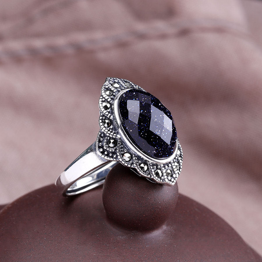 Cincin perak terbuka batu pasir biru boleh memberikan tenaga perlindungan.