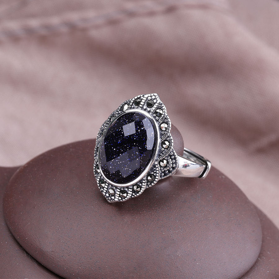 Cincin perak terbuka batu pasir biru boleh memberikan tenaga perlindungan.