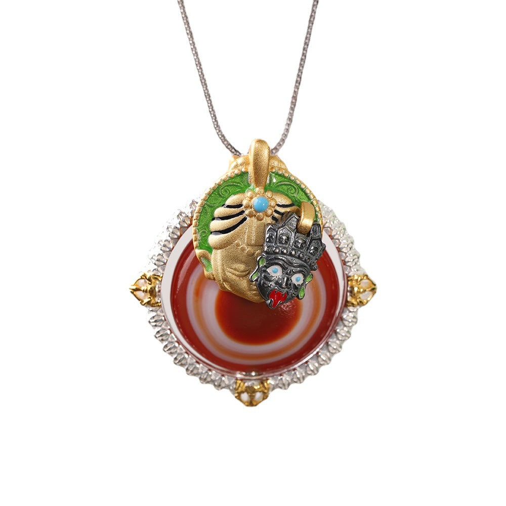 Tenaga kekayaan dewa kekayaan wanita Tibet Zhaxi Lhamo dengan kalung batu akik dzi.