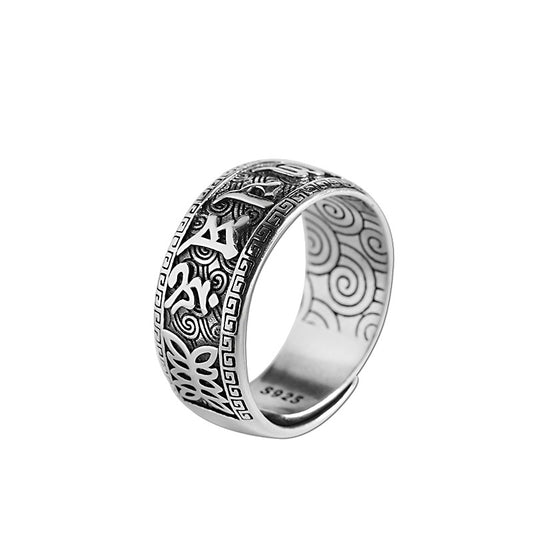 Cincin terbuka perak dengan mantra enam suku kata dan tenaga pelindung.