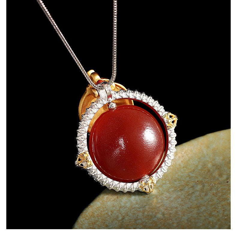 Tenaga kekayaan dewa kekayaan wanita Tibet Zhaxi Lhamo dengan kalung batu akik dzi.