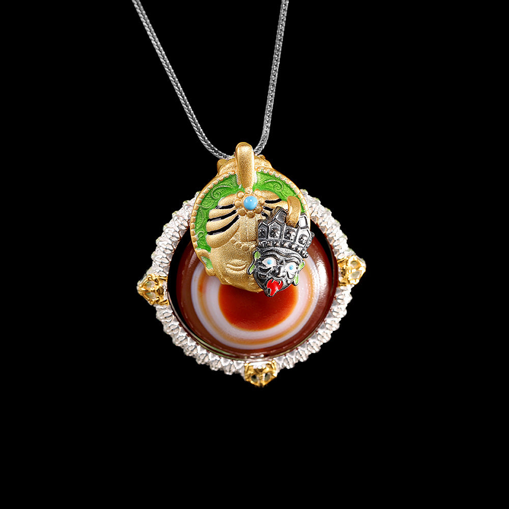 Tenaga kekayaan dewa kekayaan wanita Tibet Zhaxi Lhamo dengan kalung batu akik dzi.
